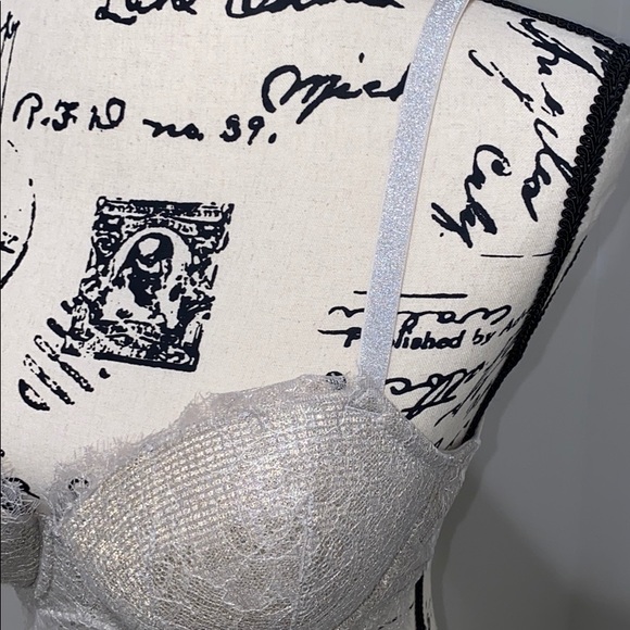 LIKE NEW!  VS Bra - Picture 2 of 6